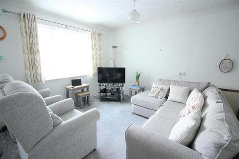 2 bedroom apartment for sale, Sandbed Lawns, Leeds LS15