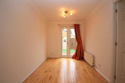 3 bedroom end of terrace house to rent, Elder Grove Avenue