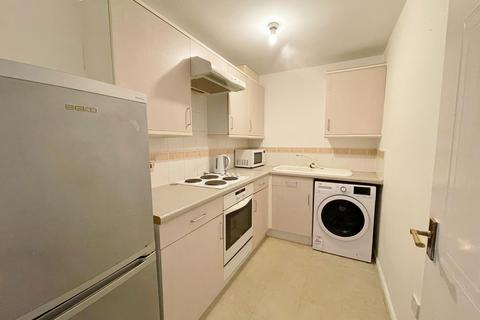 2 bedroom flat to rent, Turners Avenue