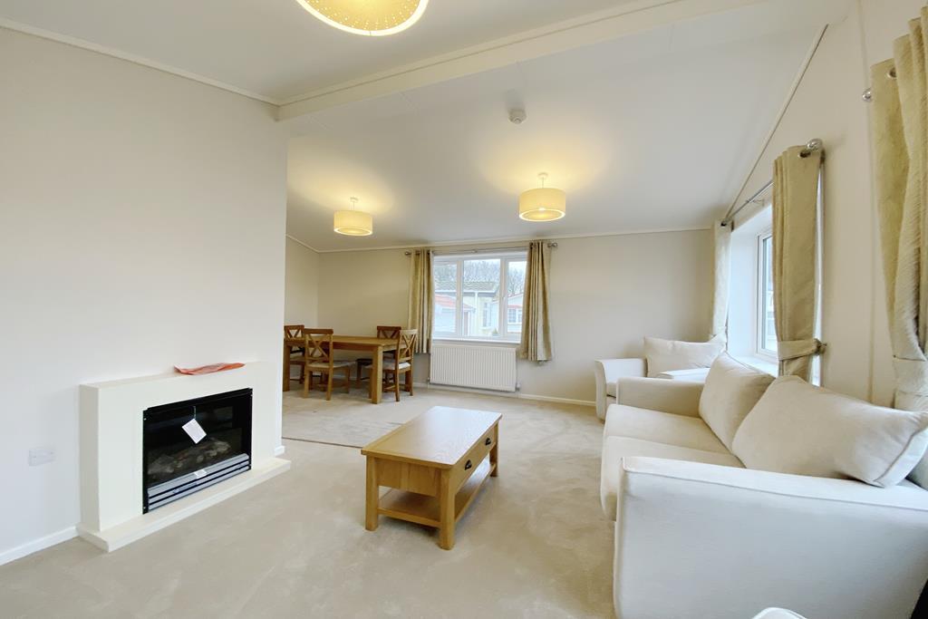 Lounge/Dining Rm