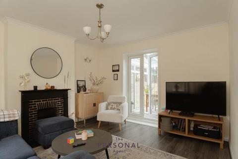 2 bedroom terraced house to rent, Hook Road, Epsom