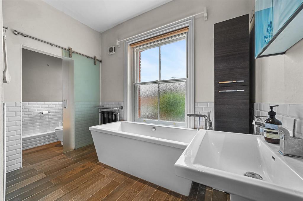 En suite to bedroom one