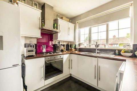 4 Abbotts Mead, Richmond, TW10 7LU