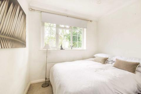4 Abbotts Mead, Richmond, TW10 7LU