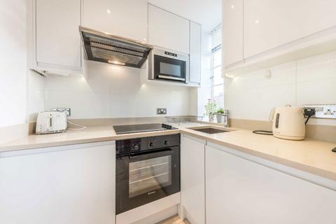 Studio to rent, Chelsea Cloisters, London SW3