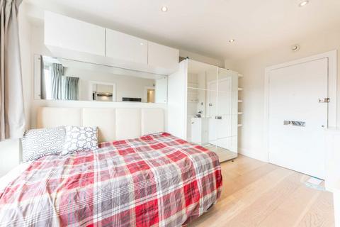 Studio to rent, Chelsea Cloisters, London SW3