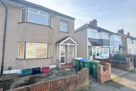 3 bedroom semi-detached house to rent, Lynmere Road, Welling