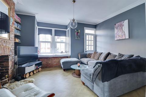 2 bedroom flat for sale, Retreat Road, Westcliff-On-Sea SS0