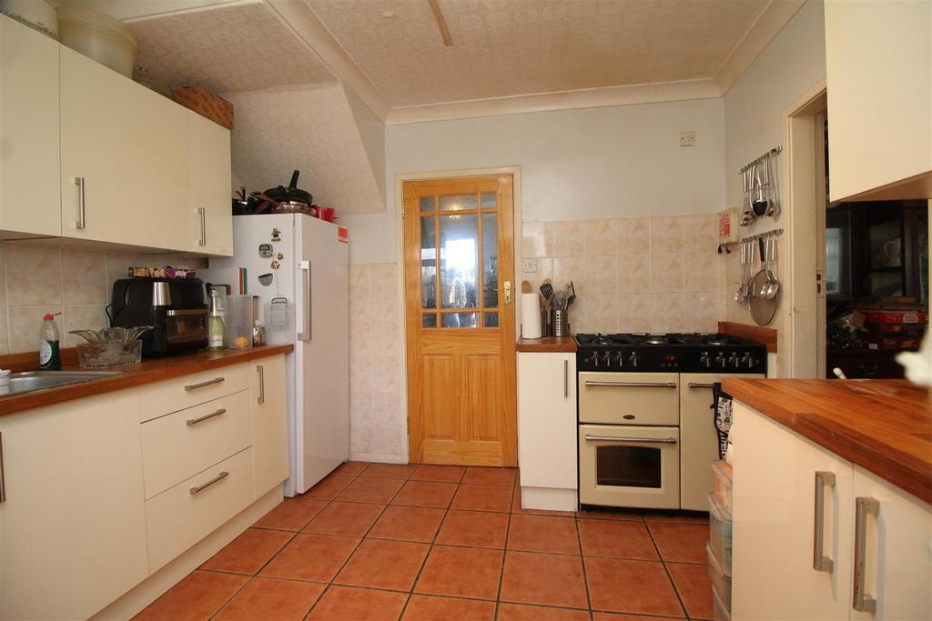 Kitchen 3 .JPG