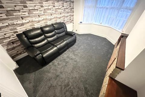 3 bedroom terraced house to rent, Ferndale Road, Luton