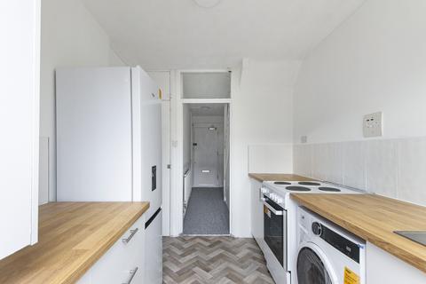 2 bedroom flat to rent, Clendon Way London SE18