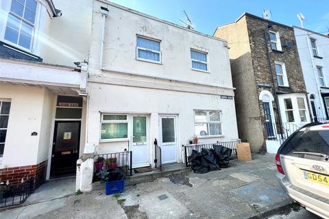 Studio to rent, Camden Road, Kent CT11