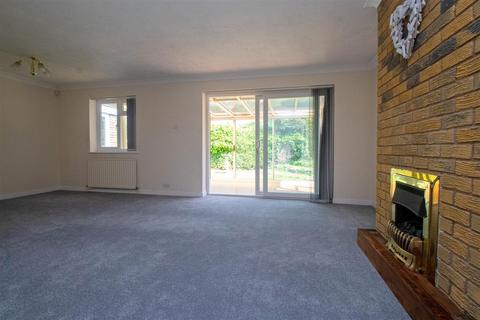 3 bedroom detached bungalow to rent, Downs Walk, Peacehaven