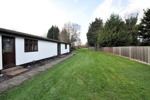 2 bedroom detached bungalow to rent, Coppermill Road, Wraysbury