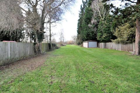 2 bedroom detached bungalow to rent, Coppermill Road, Wraysbury