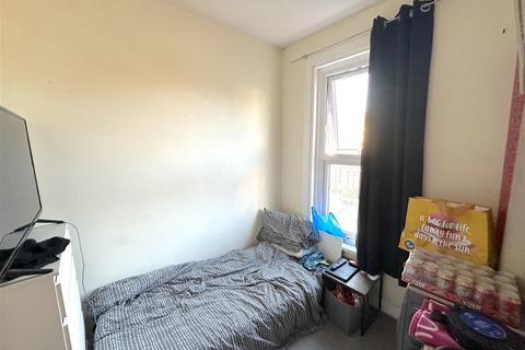 2 bedroom flat for sale, Westborough Road, Westcliff-On-Sea