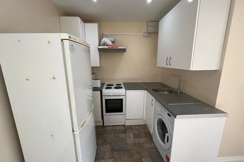 Studio to rent, Hampshire Avenue, Slough SL1