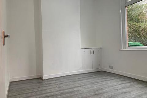 3 bedroom terraced house to rent, Parkhill Avenue, Manchester