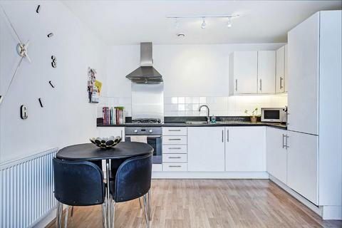 2 bedroom flat to rent, St. Georges Grove, London SW17