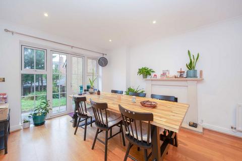 5 bedroom house to rent, Tavistock Avenue, London NW7