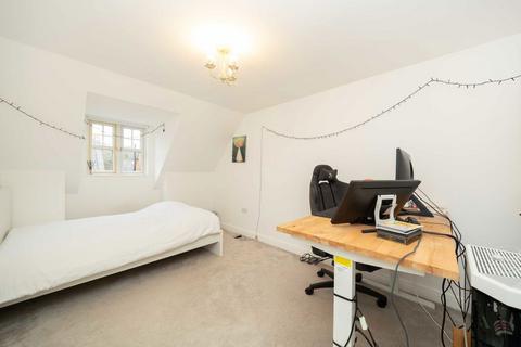 5 bedroom house to rent, Tavistock Avenue, London NW7