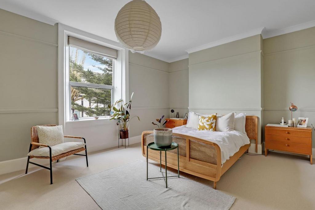 01-db67 JHProp World - F3, 74-76 Lawrie Park Road -