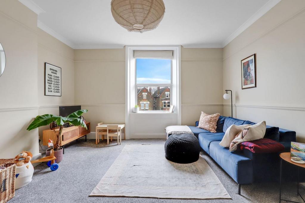 06-5125 JHProp World - F3, 74-76 Lawrie Park Road -