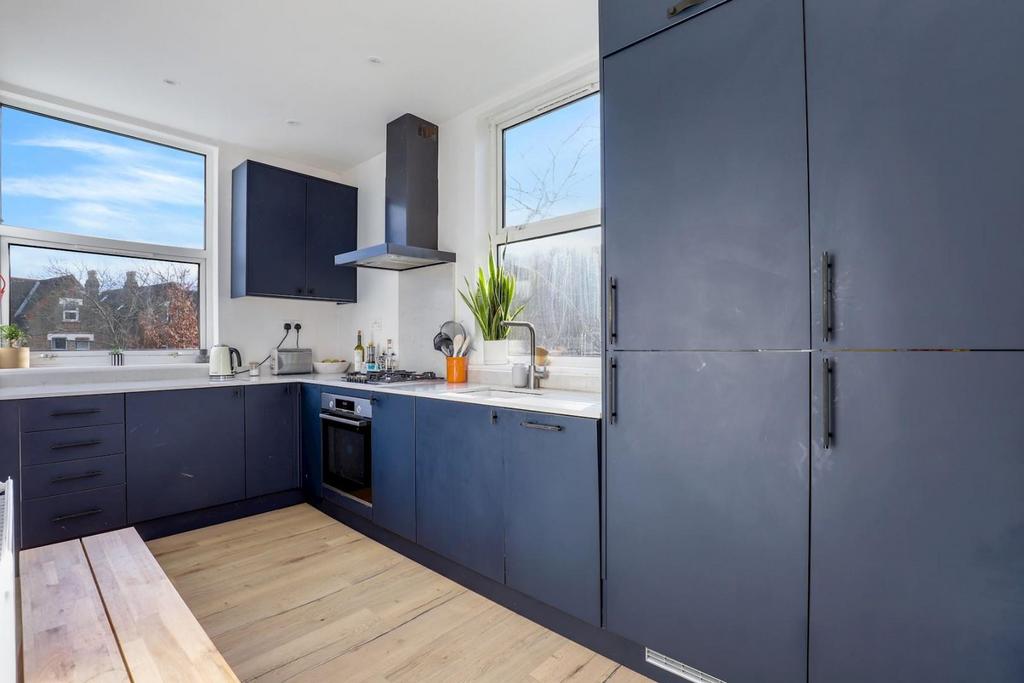 12-12f3 JHProp World - F3, 74-76 Lawrie Park Road -