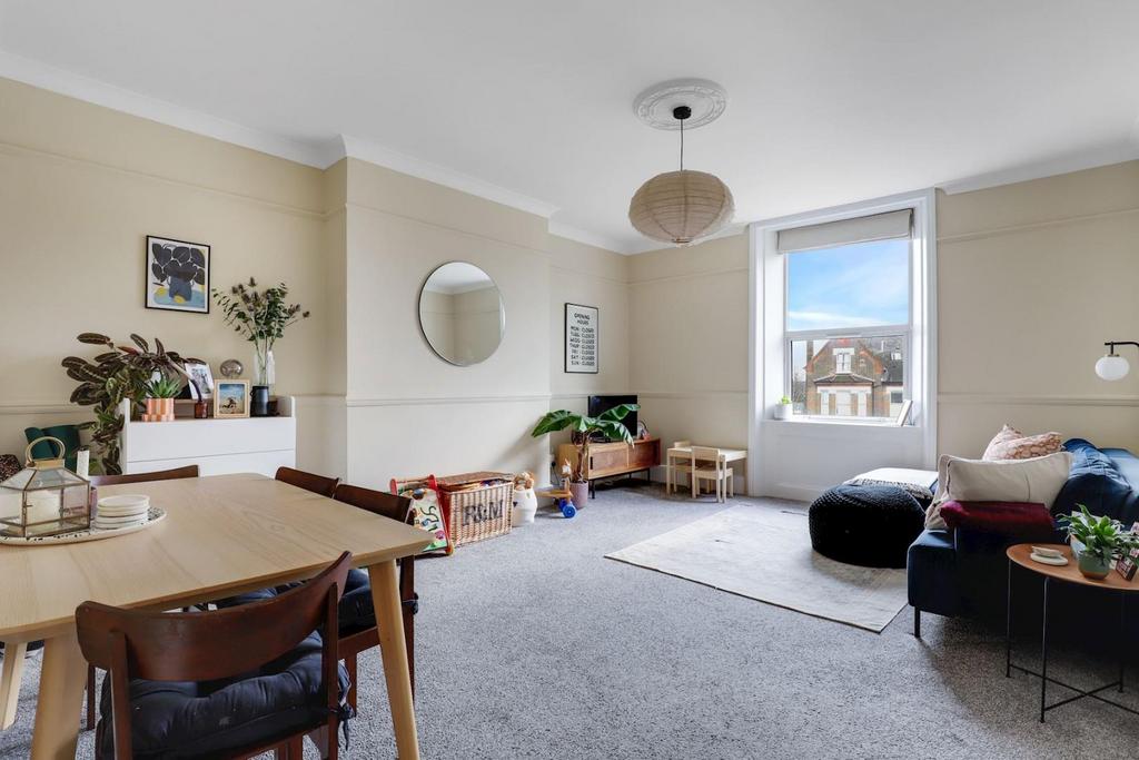 05-19b2 JHProp World - F3, 74-76 Lawrie Park Road -