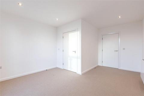 2 bedroom flat to rent, Garfield Road, Addlestone KT15