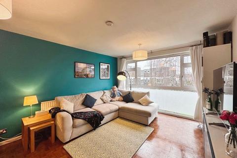 2 bedroom flat for sale, Stratton Close, Edgware