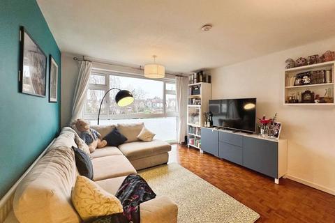 2 bedroom flat for sale, Stratton Close, Edgware