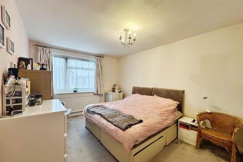 2 bedroom flat for sale, Stratton Close, Edgware