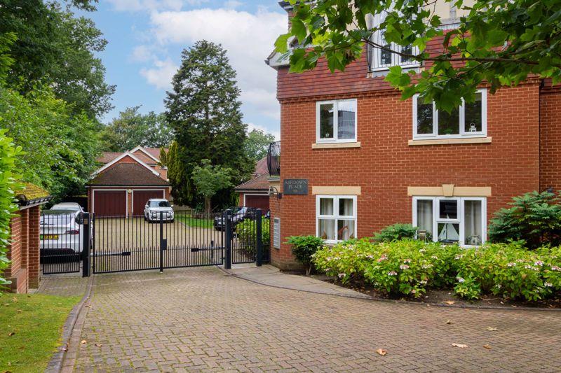 Ashdown Place, Stanstead Road, Caterham 2 bed apartment - £1,650 pcm (£ ...