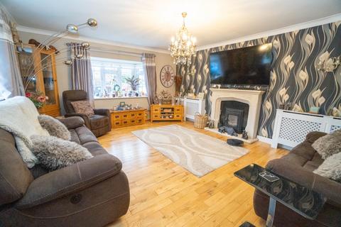 4 bedroom chalet for sale, Thorpe Road, Clacton-on-sea, CO15 4