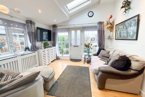 4 bedroom chalet for sale, Thorpe Road, Clacton-on-sea, CO15 4