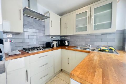 3 bedroom end of terrace house to rent, Frant Road