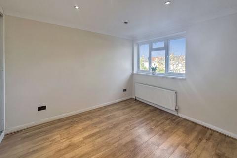 4 bedroom terraced house to rent, Chestnut Manor Close, Staines-Upon-Thames, TW18