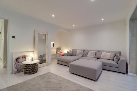 34 Newark Road, Windlesham, GU20 6NE