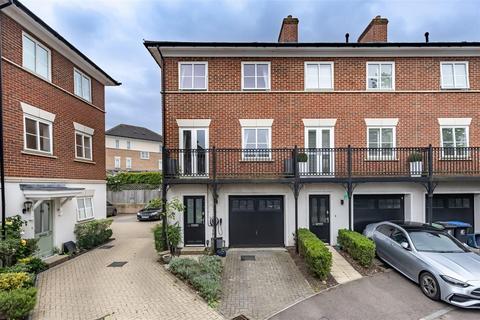 3 bedroom end of terrace house for sale, Mowbray Close, Epping