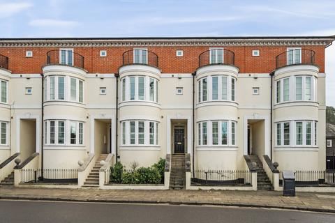 4 bedroom terraced house to rent, Eastgate Street, Hampshire SO23