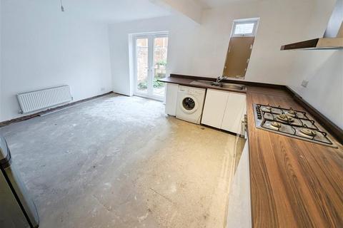 35 Kirk Road, Nottingham, NG3 6GX