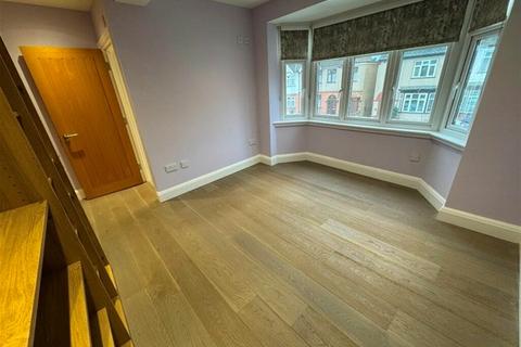 4 bedroom property to rent, KINGS AVENUE, CHADWELL HEATH RM6