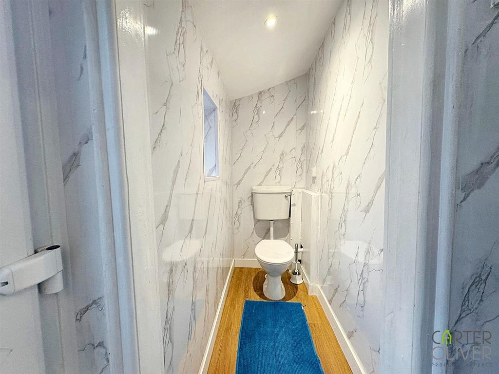 Side lobby / storage cupboard / wc