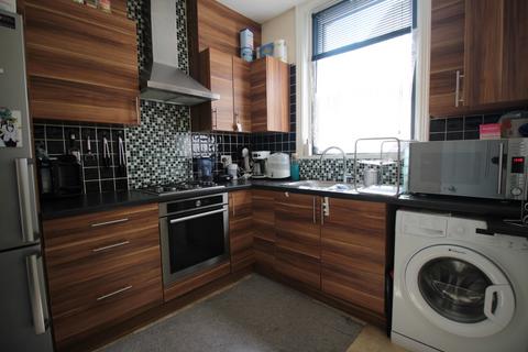 2 bedroom flat to rent, Maidstone Road, Kent ME4