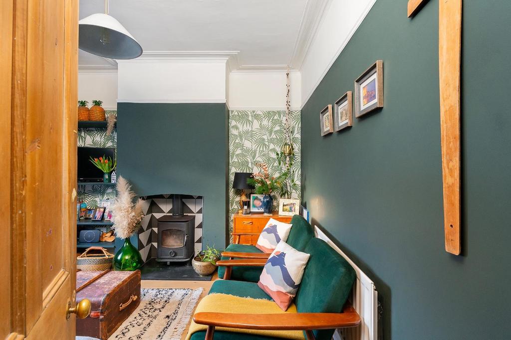 0 E4 SSE - Living Room E.jpg