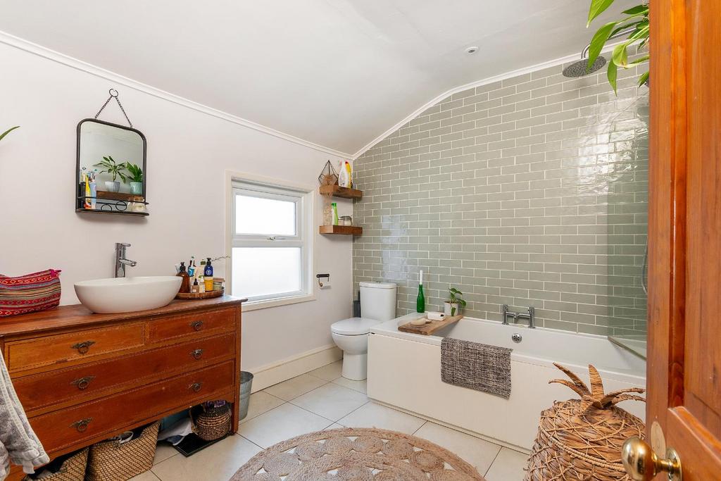 0 E4 SSE - Bathroom C.jpg