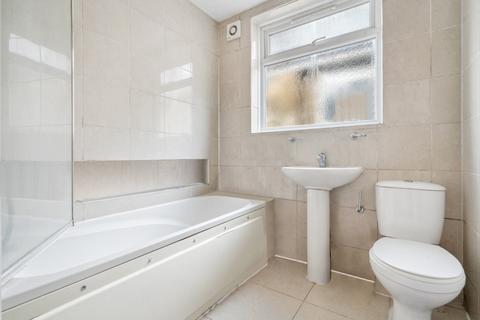 2 bedroom flat to rent, Windsor Close, Northwood Hills, HA6