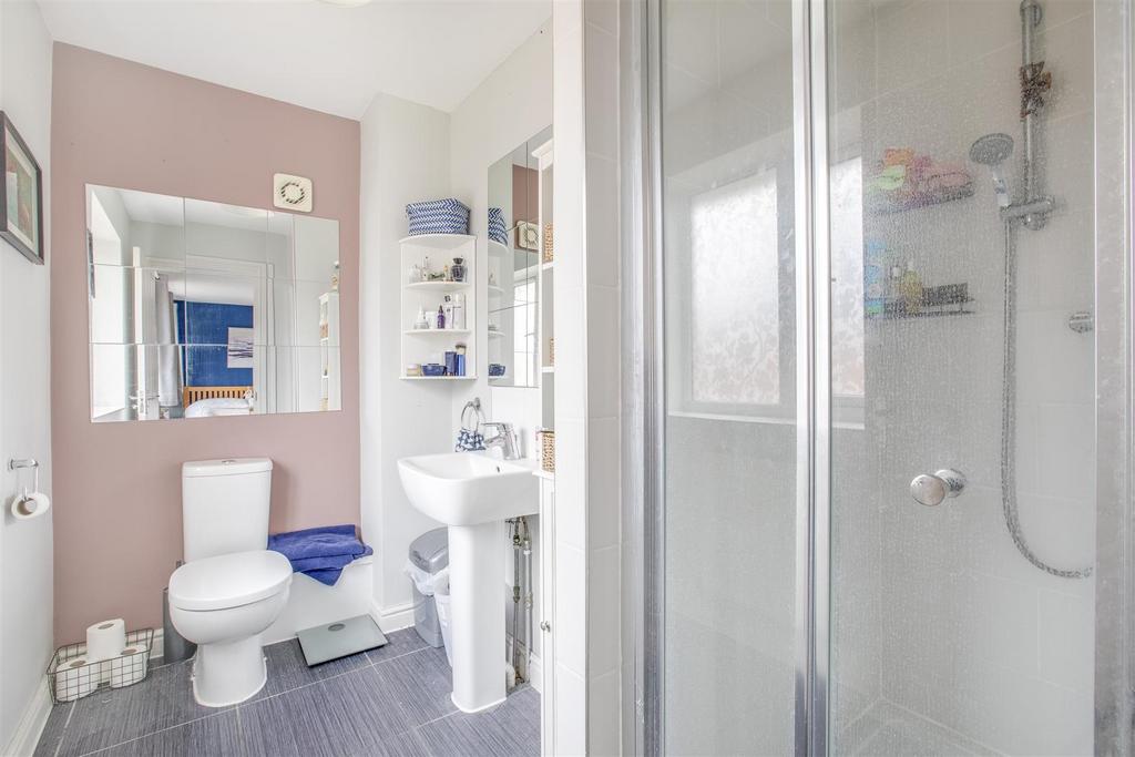 En suite to master