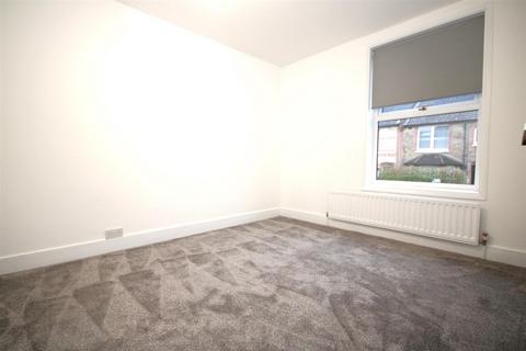 2 bedroom semi-detached house to rent, Ludlow Road, Guildford